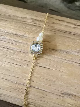 Golden Square – Bracelet mariée avec cabochon et perles nacrées. Un bijou raffiné au style romantique.