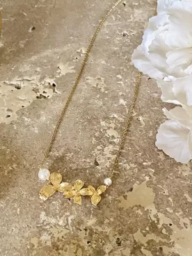 Folia – Création collier de mariée doré à l’or fin, pendentif 3 fleurs texturées & chaîne inoxydable