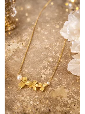 Folia – Création collier de mariée doré à l’or fin, pendentif 3 fleurs texturées & chaîne inoxydable