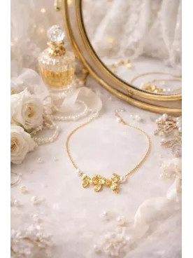 Folia – Création collier de mariée doré à l’or fin, pendentif 3 fleurs texturées & chaîne inoxydable