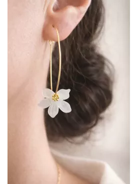Florale - Boucles d’Oreilles  – Créoles Dorées & Fleur Légère | Mariée Moderne et Élégante