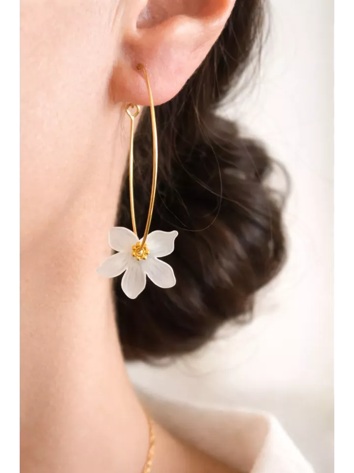 Florale - Boucles d’Oreilles  – Créoles Dorées & Fleur Légère | Mariée Moderne et Élégante