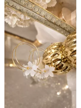 Florale - Boucles d’Oreilles  – Créoles Dorées & Fleur Légère | Mariée Moderne et Élégante