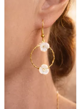 Boucles d’oreilles   fleurs de nacre – Créoles mariage dorées ou argentées  – Clips ou dormeuses-Flora