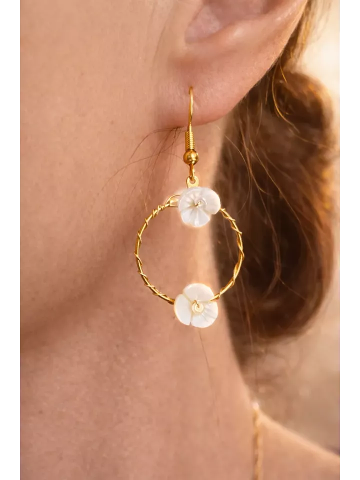 Flora - Boucles d’oreilles   fleurs de nacre – Créoles mariage dorées ou argentées – Support hypoallergénique – Clips ou dormeus