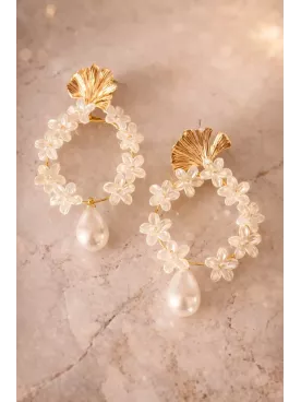 Floréa – Boucles d’Oreilles de Mariée Fleurs Nacrées & Feuilles Dorées sur Clous en Acier Inoxydable