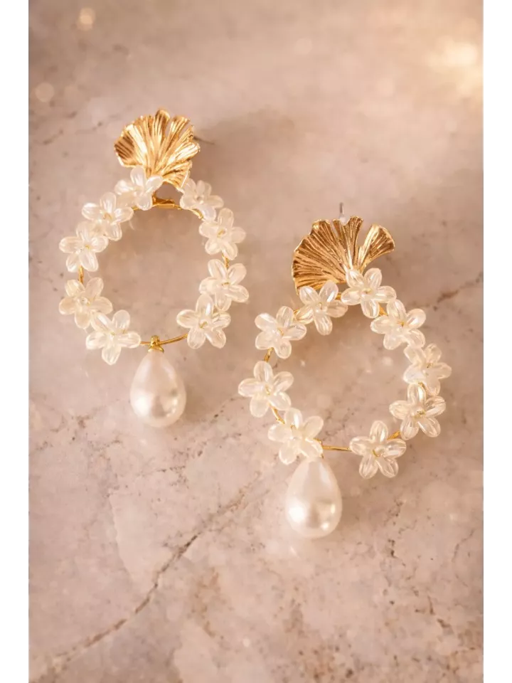 Floréa – Boucles d’Oreilles de Mariée Fleurs Nacrées & Feuilles Dorées sur Clous en Acier Inoxydable
