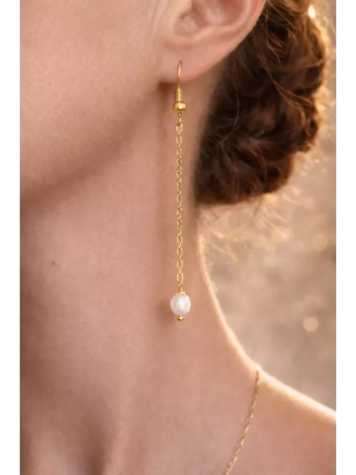 Magnolia- Boucles d'oreilles de mariée style minimaliste avec chaine fine et perle nacrée, pendantes - bijoux mariage