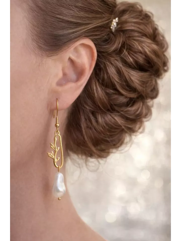 Auréline - Boucles d’oreilles – Feuillage doré à l’or fin 24K & goutte nacrée Swarovski
