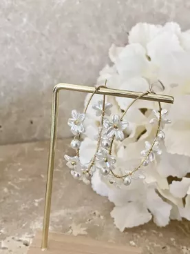 Boucles d’oreilles mariée fleurs nacrées et perles – Élégance florale