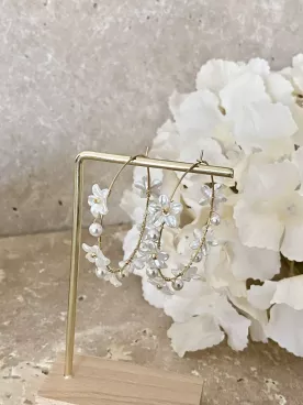 Boucles d’oreilles mariée fleurs nacrées et perles – Élégance florale