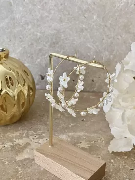Boucles d’oreilles mariée fleurs nacrées et perles – Élégance florale