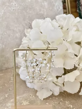 Boucles d’oreilles mariée fleurs nacrées et perles – Élégance florale