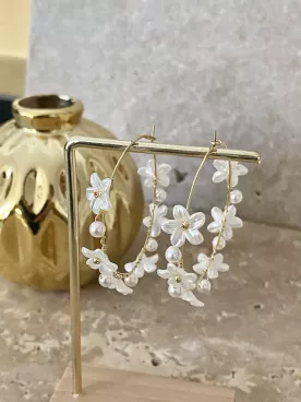 Boucles d’oreilles mariée fleurs nacrées et perles – Élégance florale-Créoles