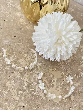 Boucles d’oreilles mariée fleurs nacrées et perles – Élégance florale