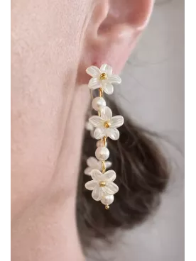 Boucles d’oreilles mariée fleurs nacrées et perles – Élégance florale