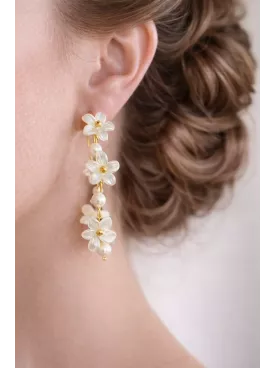 Boucles d’oreilles mariée fleurs nacrées et perles – Élégance florale