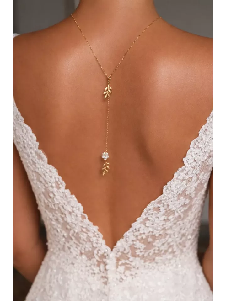 Collier de Dos Mariée en Perles Dorées – Bijou Élégant pour Mariage-Robe dos nu -ÉLORIA