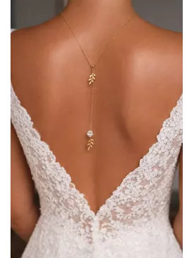 Collier de Dos Mariée en Perles Dorées – Bijou Élégant pour Mariage-Robe dos nu -ÉLORIA