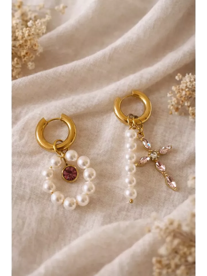 Boucles d’oreilles asymétriques dorées perles et croix cristaux rose – Créoles élégantes mariage bohème chic