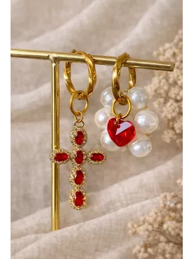 Boucles d’oreilles asymétriques dorées perles, croix et cœur rouge – Créoles élégantes mariage chic