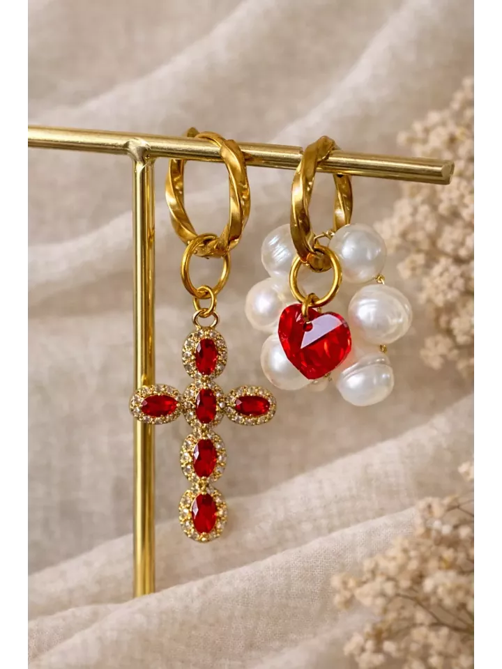 Boucles d’oreilles asymétriques dorées perles, croix et cœur rouge – Créoles élégantes mariage chic