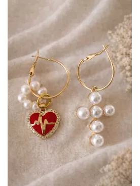 Boucles d’oreilles asymétriques dorées perles, cœur rouge et croix – Créoles élégantes mariage chic
