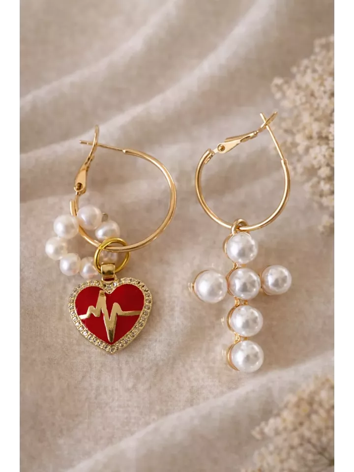 Boucles d’oreilles asymétriques dorées perles, cœur rouge et croix – Créoles élégantes mariage chic