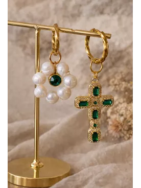 Boucles d’oreilles asymétriques dorées perles, cœur rouge et croix – Créoles élégantes mariage chic