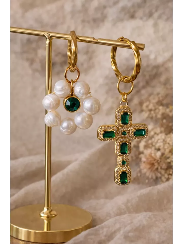 Boucles d’oreilles asymétriques dorées perles, cœur rouge et croix – Créoles élégantes mariage chic