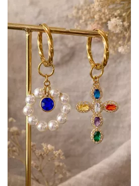 Boucles d’oreilles dorées perles et pierre bleu intense – Croix multicolore sertie – Créoles élégantes