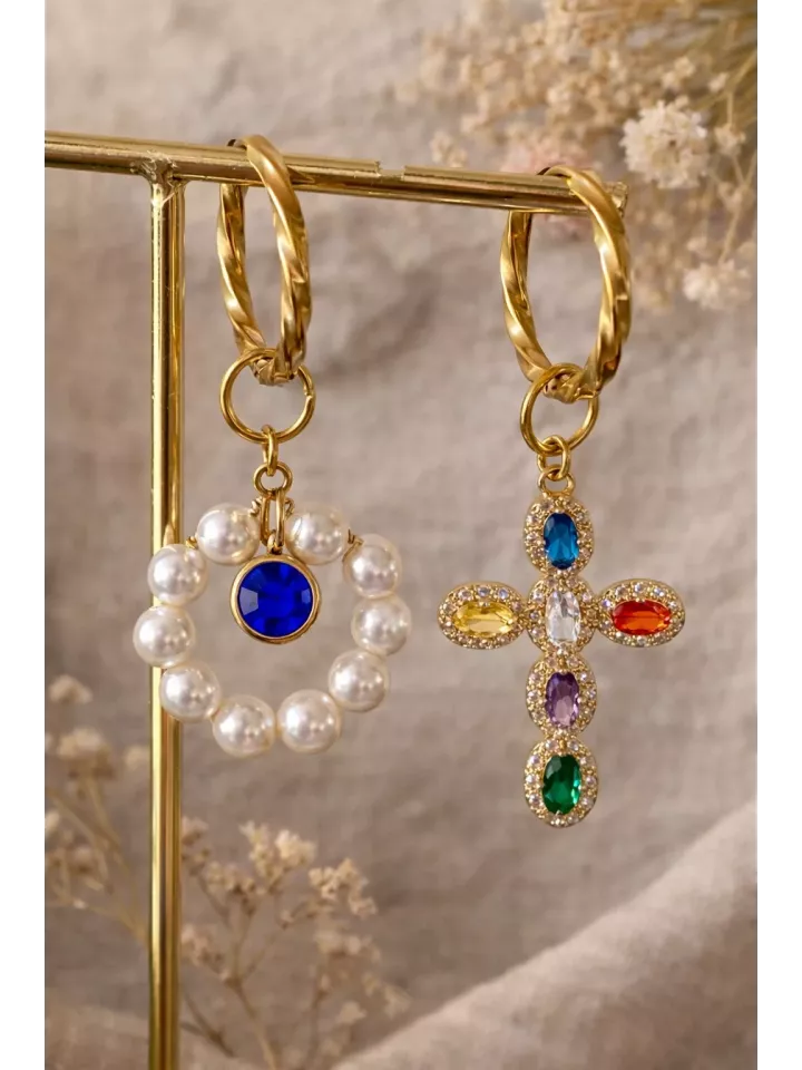 Boucles d’oreilles dorées perles et pierre bleu intense – Croix multicolore sertie – Créoles élégantes