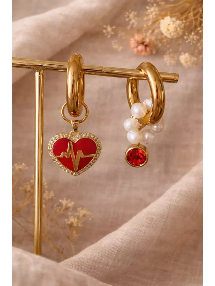 Boucles d’oreilles dorées cœur rouge et perles – Créoles avec pierre rouge et pendentif battement de cœur