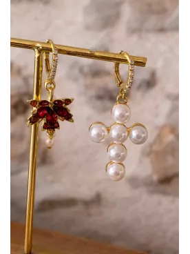 Boucles d’oreilles croix en perles et feuille d’érable marron – Créoles dorées zirconium – Bijou chic femme