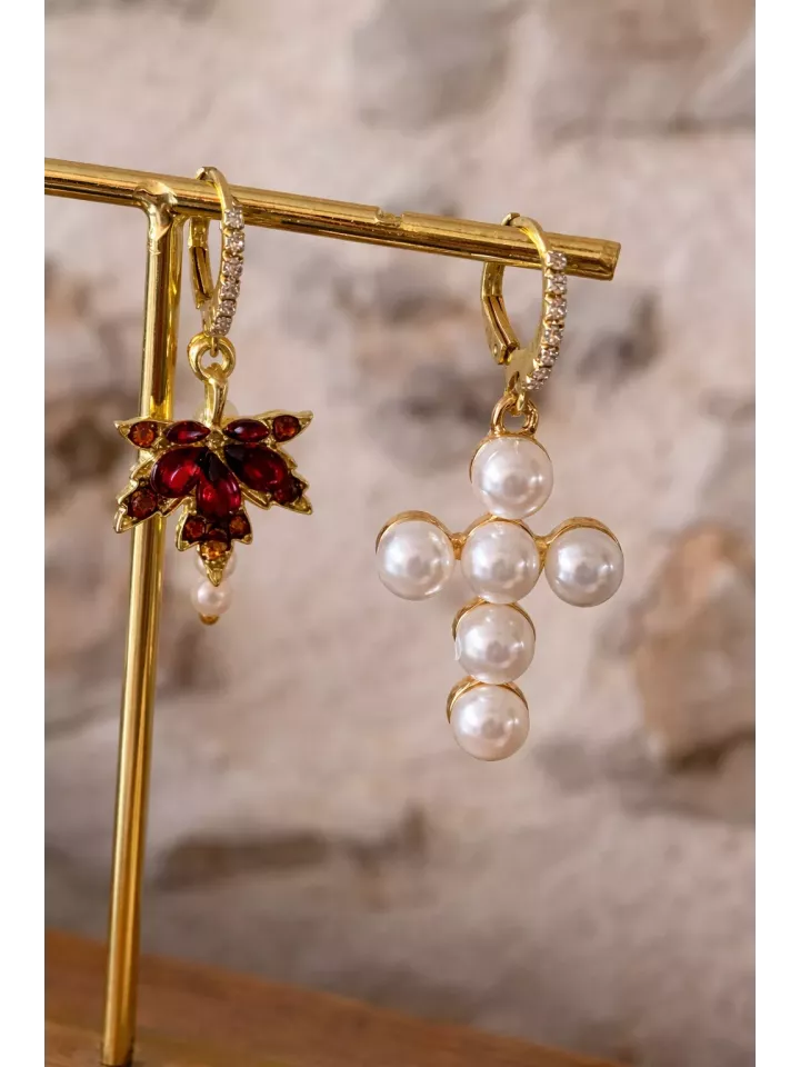 Boucles d’oreilles croix en perles et feuille d’érable marron – Créoles dorées zirconium – Bijou chic femme