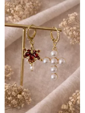 Boucles d’oreilles croix en perles et feuille d’érable marron – Créoles dorées zirconium – Bijou chic femme