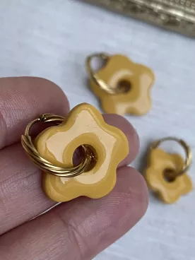 Boucles d’oreilles fleurs moutarde duo mère fille – Coffret cadeau comme maman | Lueur de Perles