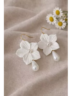 Boucles d’oreilles fleur avec perle pendante – Bijou de mariée- Sakura