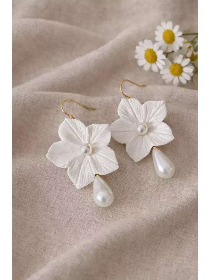 Boucles d’oreilles fleur avec perle pendante – Bijou de mariée- Sakura
