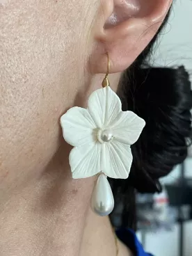 Boucles d’oreilles fleur avec perle pendante – Bijou de mariée- Sakura