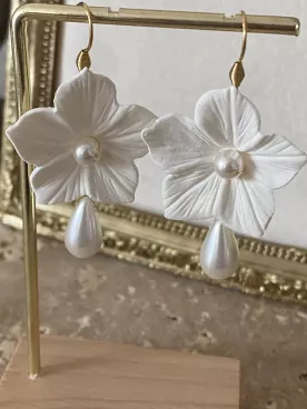 Boucles d’oreilles fleur avec perle pendante – Bijou de mariée- Sakura