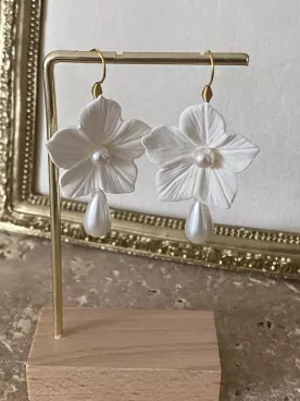 Boucles d’oreilles fleur avec perle pendante – Bijou de mariée- Sakura