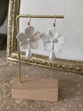 Boucles d’oreilles fleur avec perle pendante – Bijou de mariée- Sakura