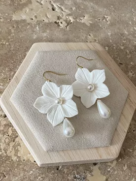 Boucles d’oreilles fleur avec perle pendante – Bijou de mariée- Sakura