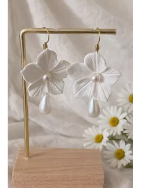 Boucles d’oreilles fleur avec perle pendante – Bijou de mariée- Sakura