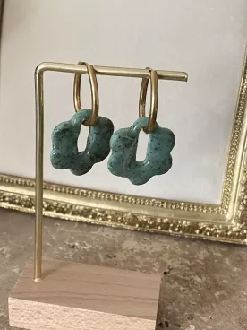 Boucles d’oreilles Fleur de jade – Élégance naturelle et doré lumineux