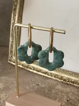 Boucles d’oreilles Fleur de jade – Élégance naturelle et doré lumineux