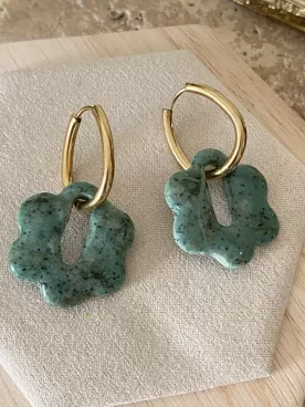 Boucles d’oreilles Fleur de jade – Élégance naturelle et doré lumineux