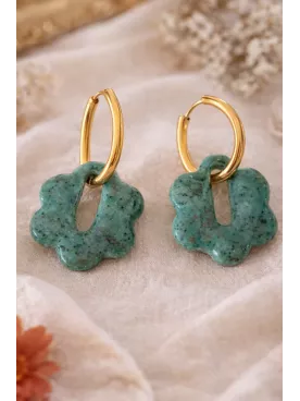 Boucles d’oreilles Fleur de jade – Élégance naturelle et doré lumineux