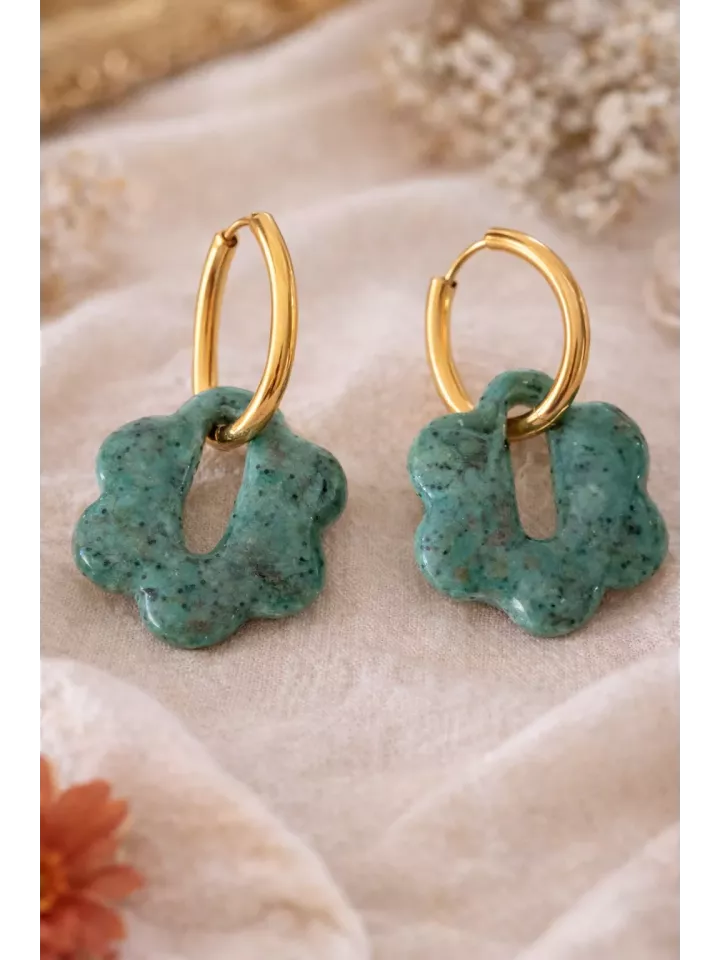 Boucles d’oreilles Fleur de jade – Élégance naturelle et doré lumineux